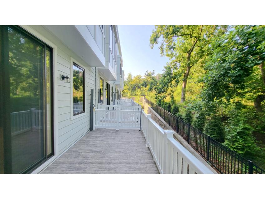 Crescent - 24ft-wide Townhome with Rooftop Terrace 
