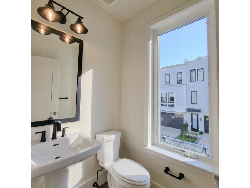 Crescent - 24ft-wide Townhome with Rooftop Terrace 