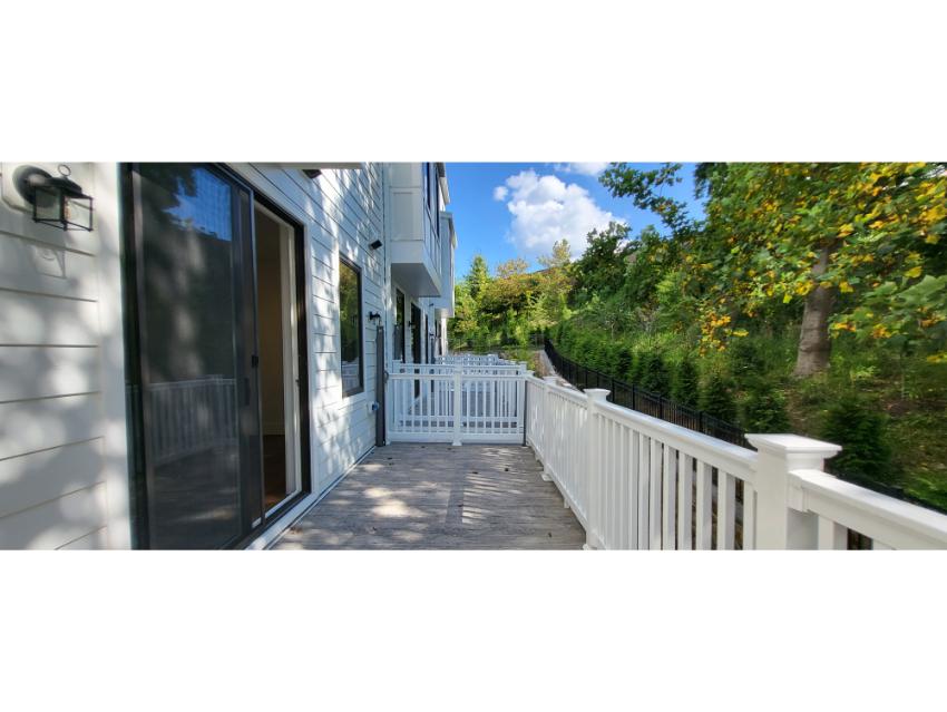 Crescent - 24ft-wide Townhome with Rooftop Terrace 